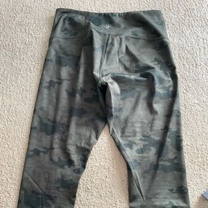 Lululemon camo cropped leggings